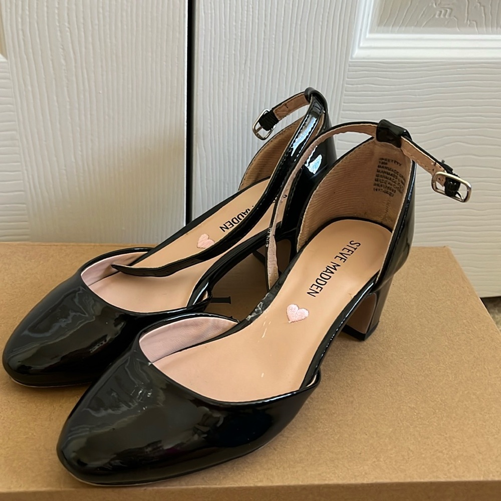 Adorable dress shoes. Cute for dances and fancier events!